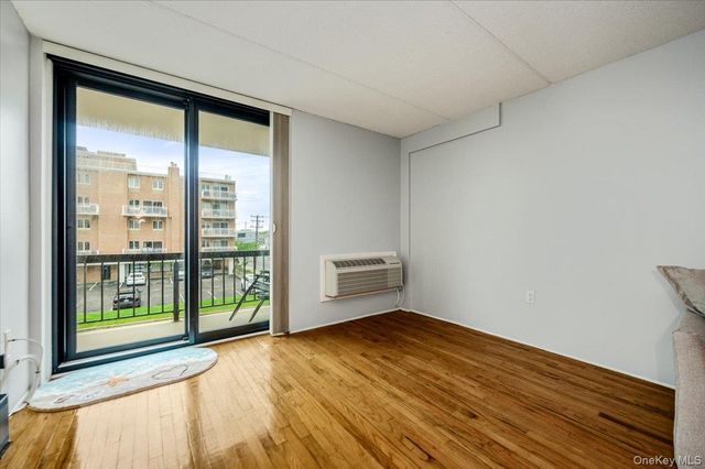750 W Broadway 3M, Long Beach, NY 11561