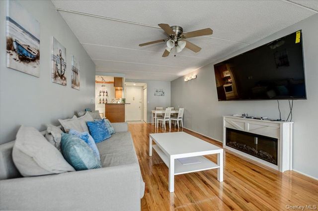 750 W Broadway 3M, Long Beach, NY 11561