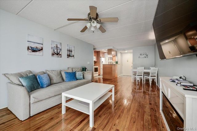 750 W Broadway 3M, Long Beach, NY 11561
