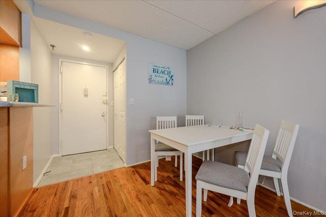 750 W Broadway 3M, Long Beach, NY 11561