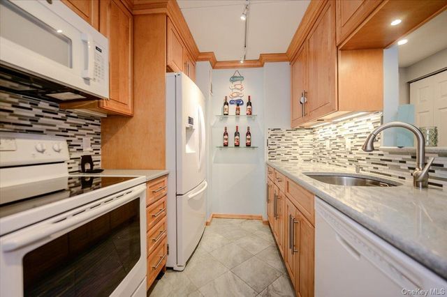 750 W Broadway 3M, Long Beach, NY 11561