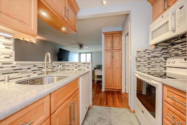 750 W Broadway 3M, Long Beach, NY 11561