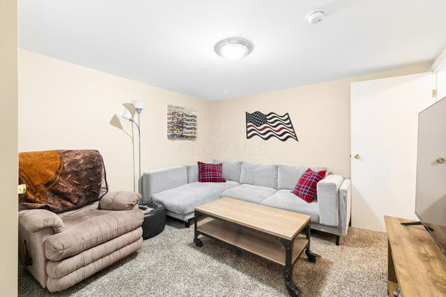 867 Pineway Drive, Columbus, OH 43085