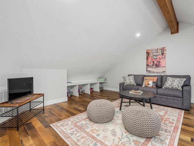 9560 N Barton Avenue, Fresno, CA 93720