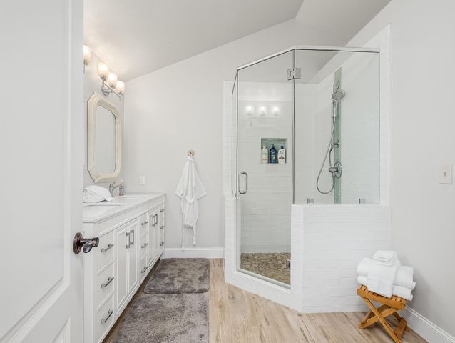 9560 N Barton Avenue, Fresno, CA 93720