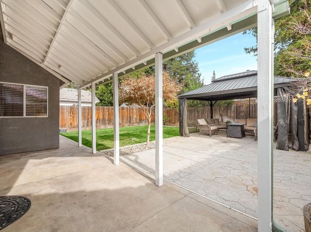 9560 N Barton Avenue, Fresno, CA 93720