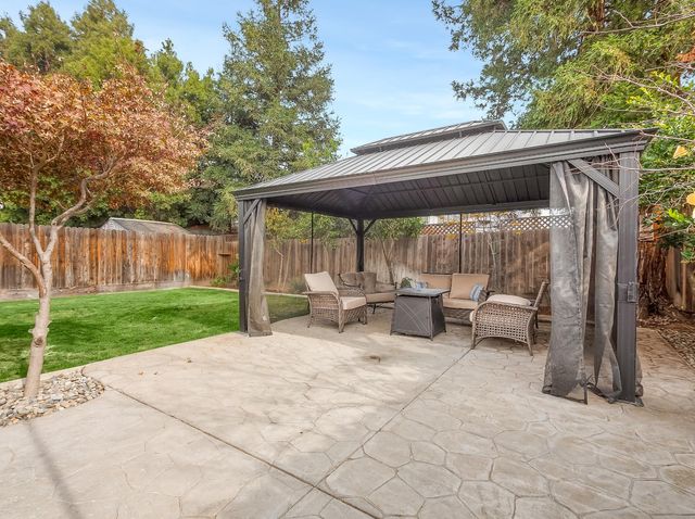 9560 N Barton Avenue, Fresno, CA 93720