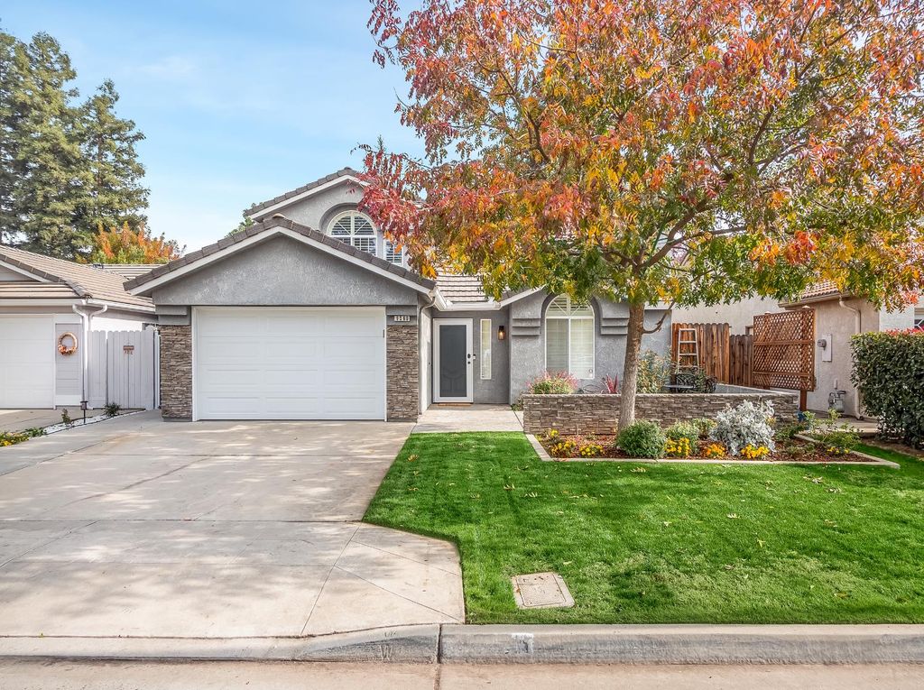 9560 N Barton Avenue, Fresno, CA 93720