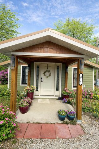 314 W 11th Street, Mountain Grove, MO 65711