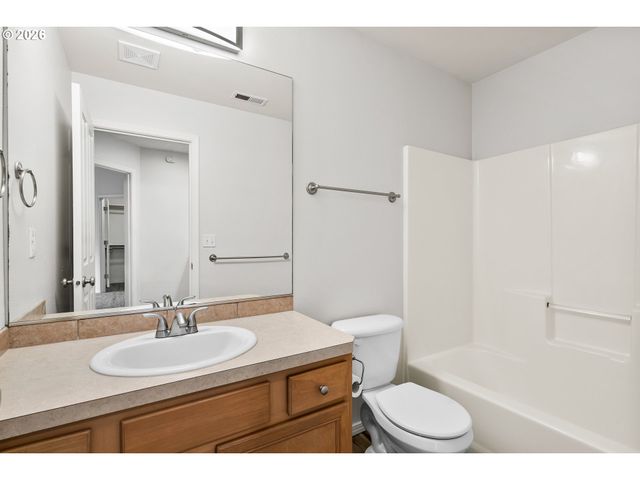 38800 CASCADIA VILLAGE Dr, Sandy, OR 97055
