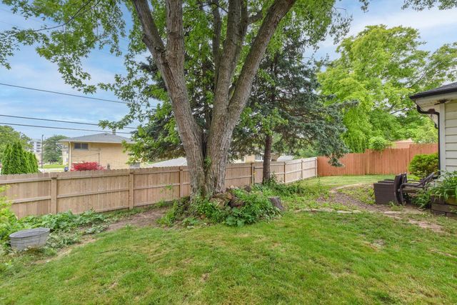 2382 S 93rd STREET, West Allis, WI 53227