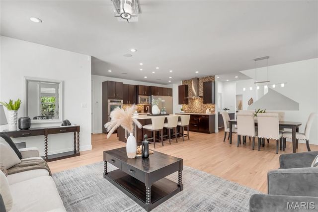 18239 Canyon Forest Court, Chesterfield, MO 63005