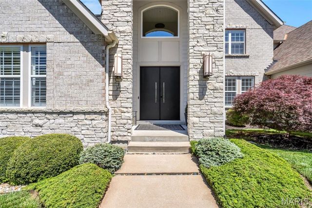 18239 Canyon Forest Court, Chesterfield, MO 63005