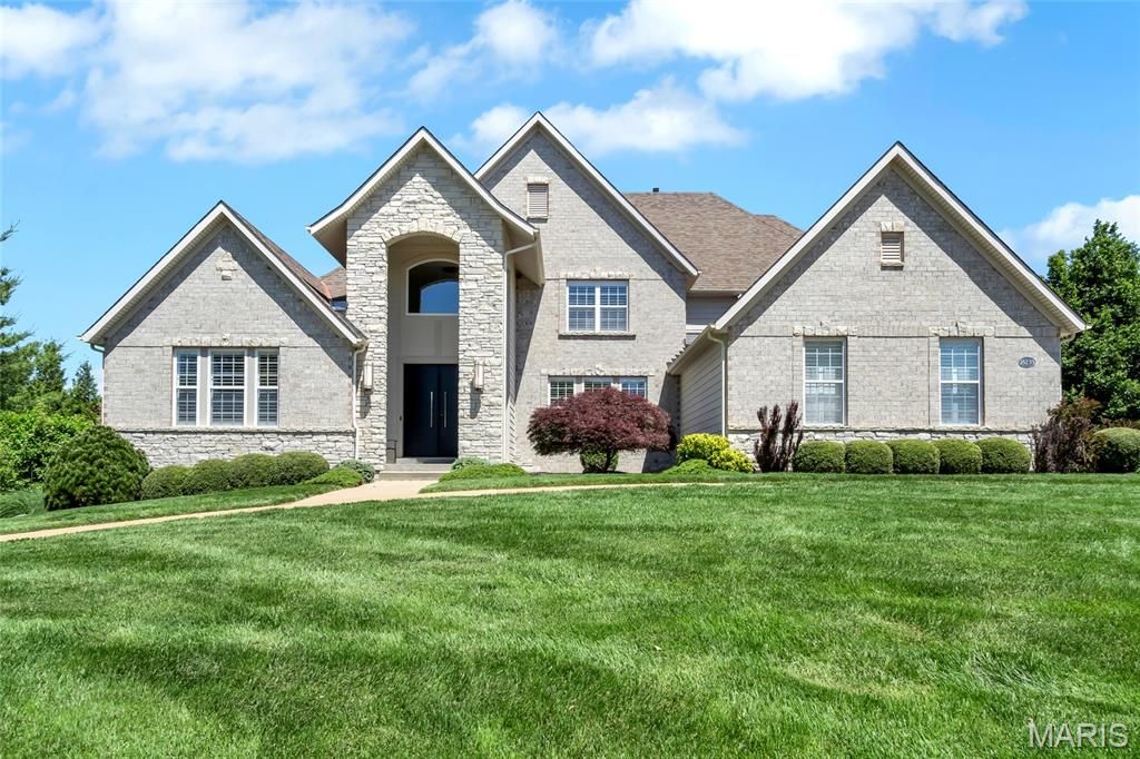 18239 Canyon Forest Court, Chesterfield, MO 63005