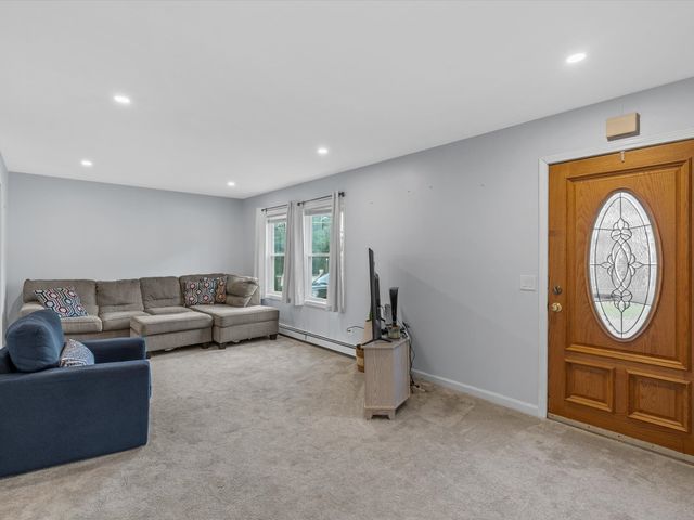 6 Buttonwood Ln, Acushnet, MA 02743