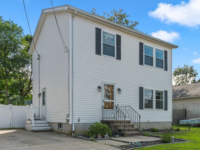 6 Buttonwood Ln, Acushnet, MA 02743