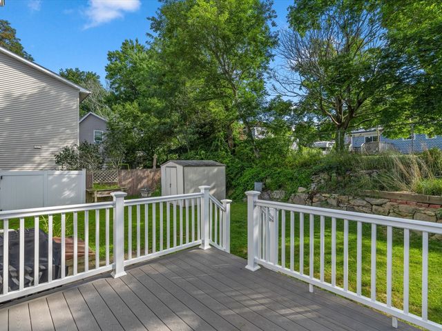 6 Buttonwood Ln, Acushnet, MA 02743