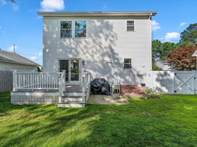 6 Buttonwood Ln, Acushnet, MA 02743