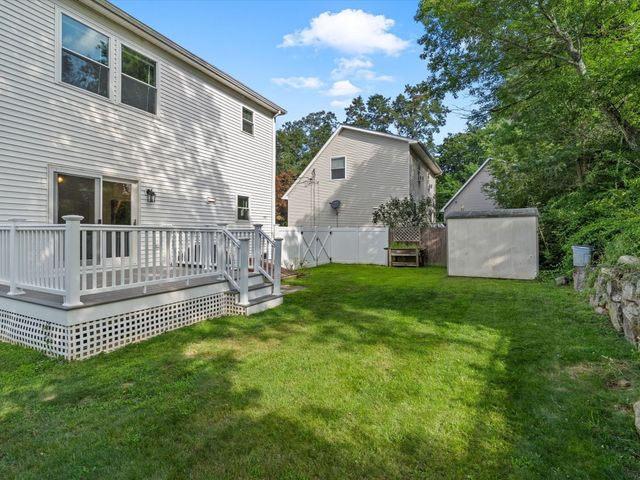 6 Buttonwood Ln, Acushnet, MA 02743