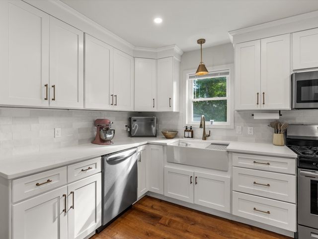 6 Buttonwood Ln, Acushnet, MA 02743