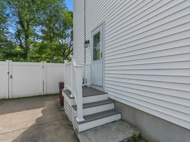 6 Buttonwood Ln, Acushnet, MA 02743