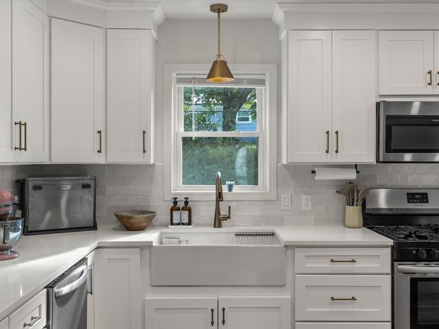 6 Buttonwood Ln, Acushnet, MA 02743