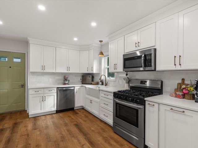6 Buttonwood Ln, Acushnet, MA 02743