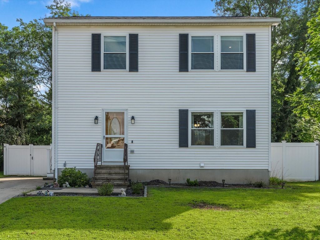 6 Buttonwood Ln, Acushnet, MA 02743
