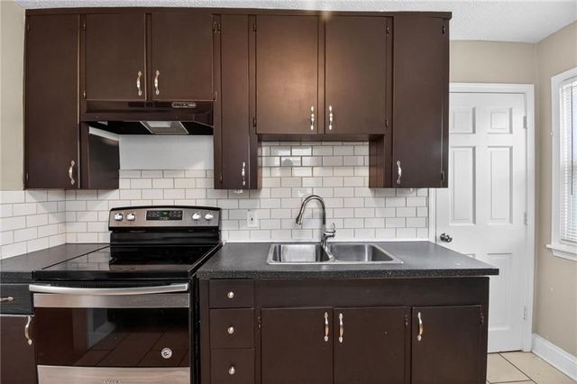 1720 S Hardy Avenue, Independence, MO 64057