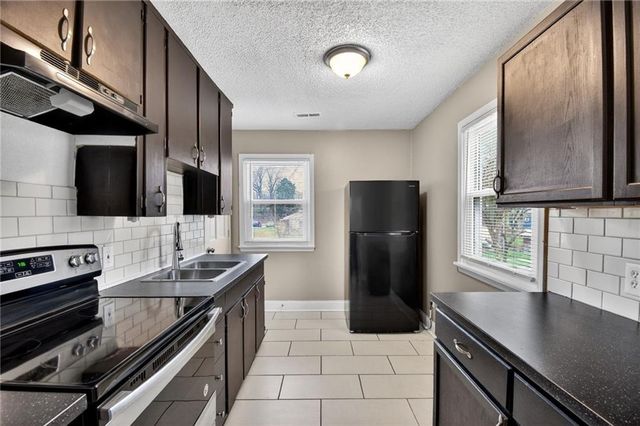 1720 S Hardy Avenue, Independence, MO 64057