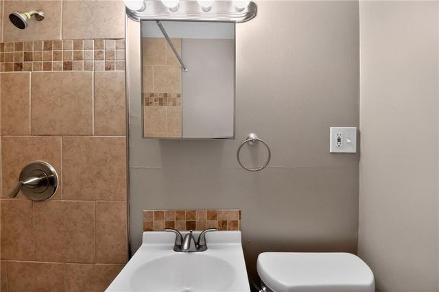 1720 S Hardy Avenue, Independence, MO 64057