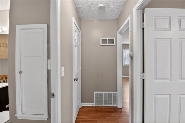 1720 S Hardy Avenue, Independence, MO 64057