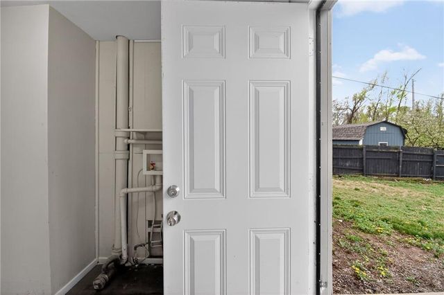 1720 S Hardy Avenue, Independence, MO 64057