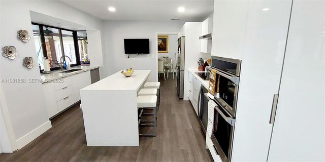 18921 W Oakmont Dr, Hialeah, FL 33015