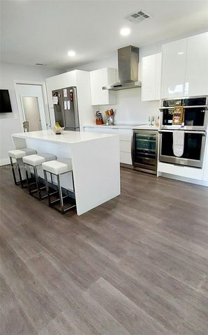 18921 W Oakmont Dr, Hialeah, FL 33015