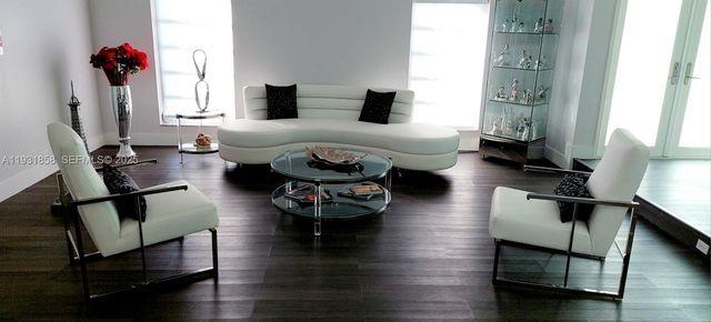 18921 W Oakmont Dr, Hialeah, FL 33015