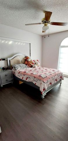 18921 W Oakmont Dr, Hialeah, FL 33015