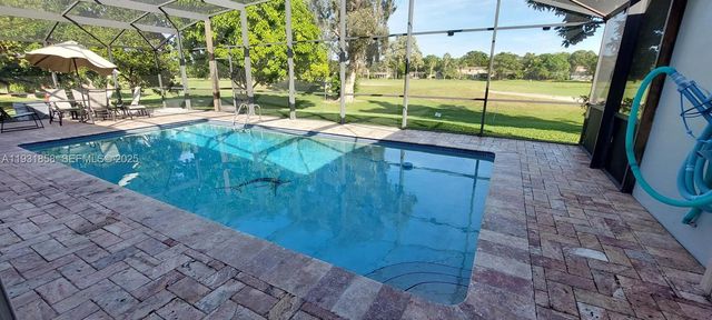 18921 W Oakmont Dr, Hialeah, FL 33015