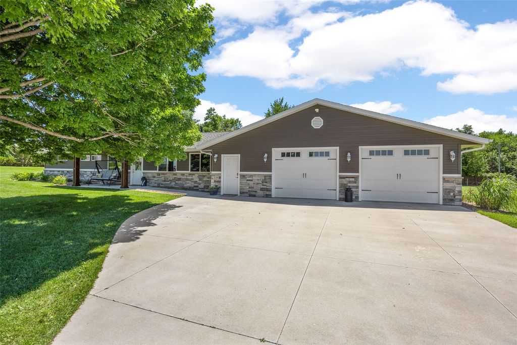 2129 Echo Hill Road, Marion, IA 52302