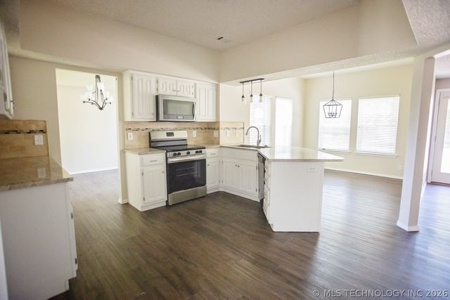 904 N Hemlock Avenue, Broken Arrow, OK 74012