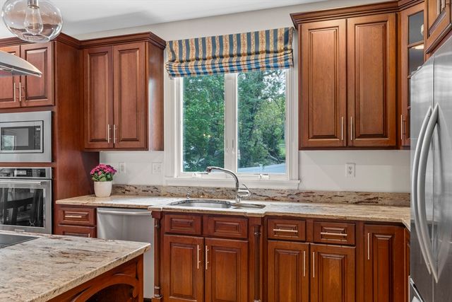 10 Heritage Ln, Cohasset, MA 02025
