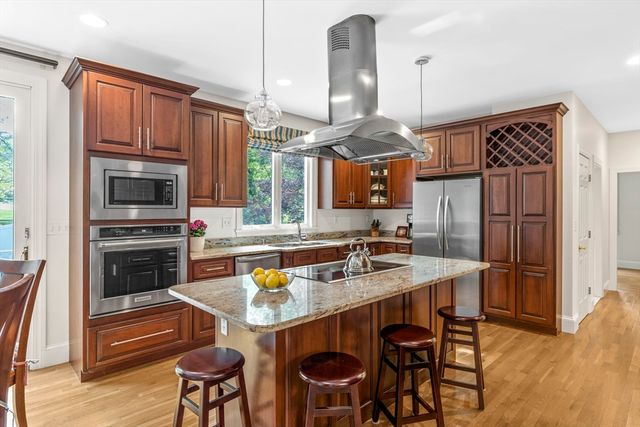 10 Heritage Ln, Cohasset, MA 02025