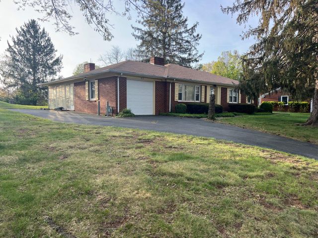 812 HILLCREST DR, Staunton, VA 24401