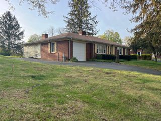 812 HILLCREST DR, Staunton, VA 24401