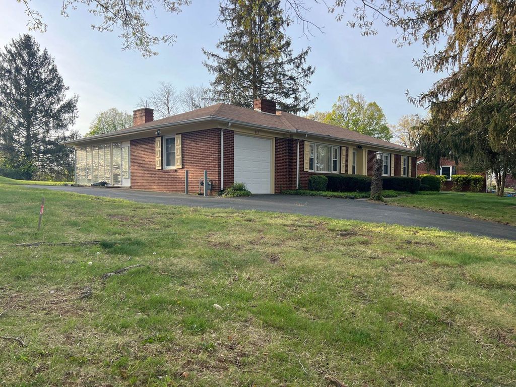 812 HILLCREST DR, Staunton, VA 24401