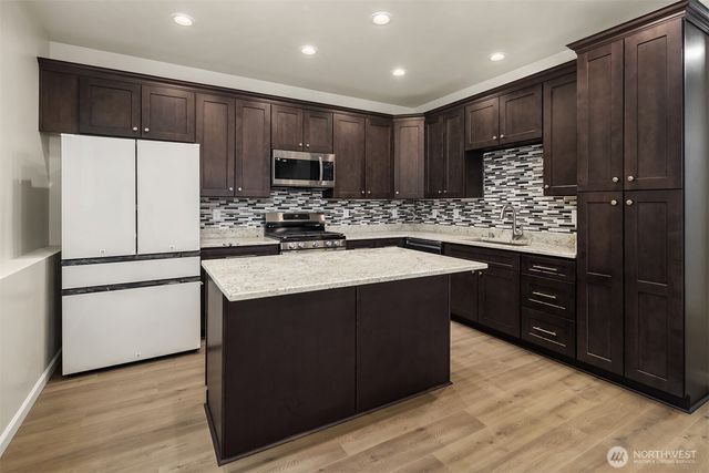2112 SW 103rd Place, Seattle, WA 98146