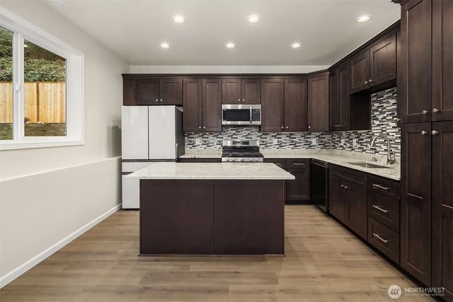 2112 SW 103rd Place, Seattle, WA 98146