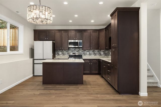 2112 SW 103rd Place, Seattle, WA 98146