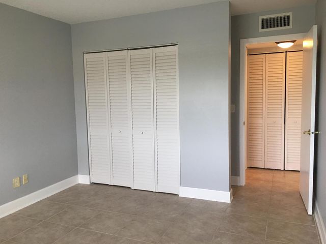 309 LAKE Circle 202, North Palm Beach, FL 33408