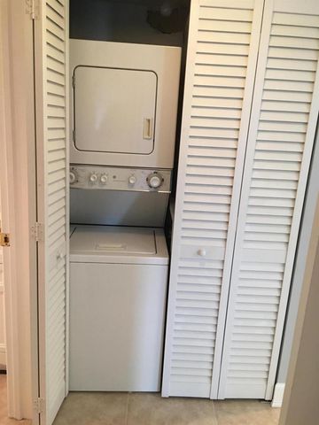 309 LAKE Circle 202, North Palm Beach, FL 33408